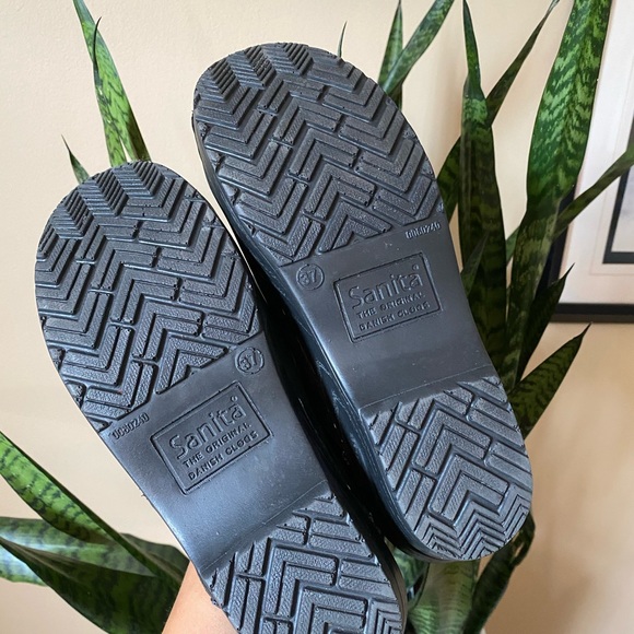 Matte black Sanita nonslip clogs - Picture 6 of 7